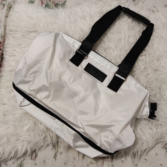 Guess gym duffle bag / weekender tote - Picture 2 of 7